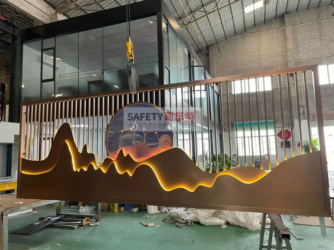 金屬山水屏風(fēng)隔斷：新中式古典風(fēng)，精致優(yōu)雅，輕奢舒適(圖1)