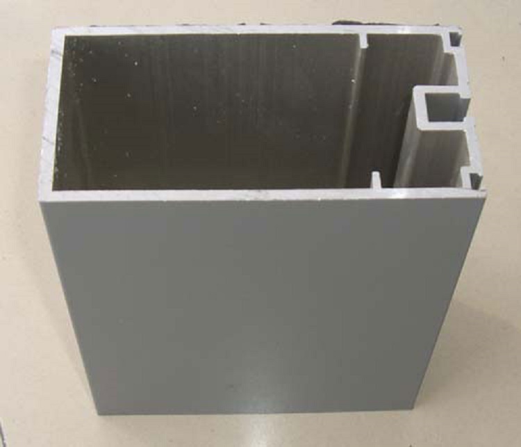 防火幕墻型材該怎么選擇 長期以來，建筑物的火災(zāi)時常發(fā)生，建筑物防火一直都是設(shè)計師注重的要點，特別是外裝飾幕墻防火，關(guān)乎著逃生，阻止火勢蔓的重要防線。防火幕墻也隨之應(yīng)運而生。那么，防火幕墻的最重要部分—(圖2)