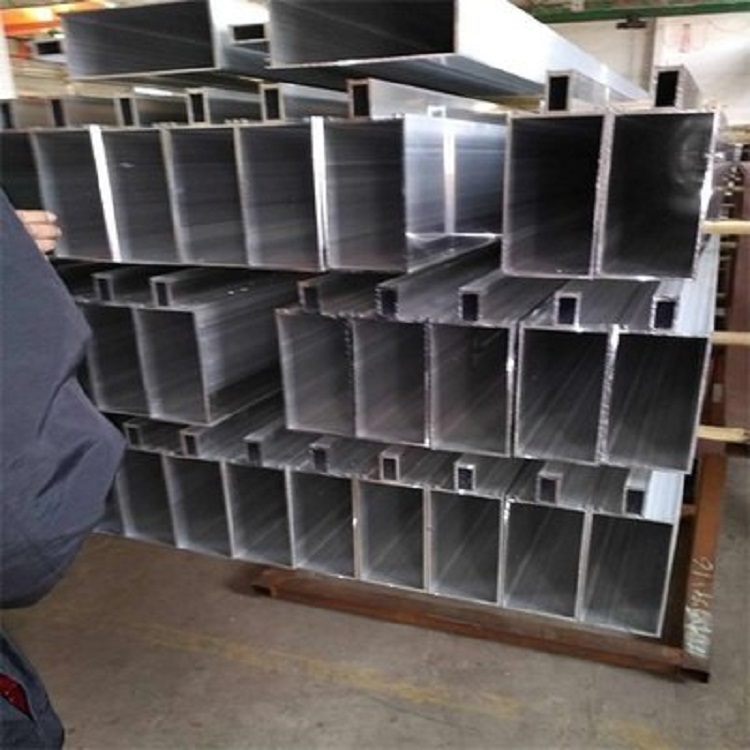 防火幕墻型材該怎么選擇 長期以來，建筑物的火災(zāi)時常發(fā)生，建筑物防火一直都是設(shè)計師注重的要點，特別是外裝飾幕墻防火，關(guān)乎著逃生，阻止火勢蔓的重要防線。防火幕墻也隨之應(yīng)運而生。那么，防火幕墻的最重要部分—(圖3)