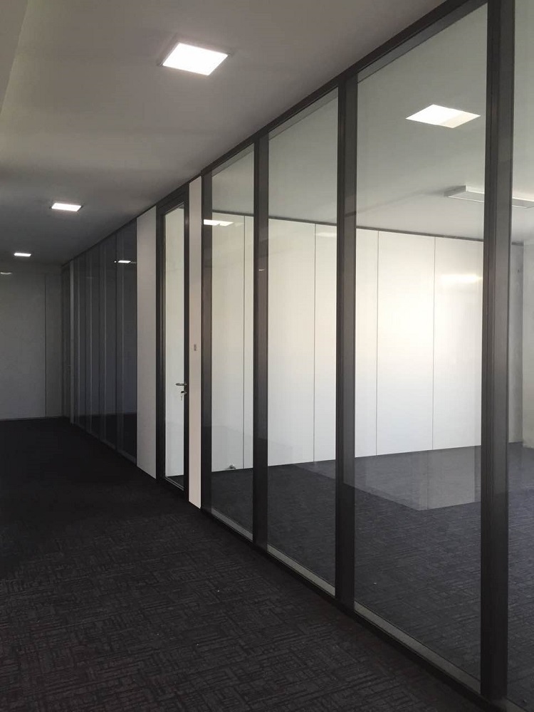 防火幕墻型材該怎么選擇 長期以來，建筑物的火災(zāi)時常發(fā)生，建筑物防火一直都是設(shè)計師注重的要點，特別是外裝飾幕墻防火，關(guān)乎著逃生，阻止火勢蔓的重要防線。防火幕墻也隨之應(yīng)運而生。那么，防火幕墻的最重要部分—(圖5)